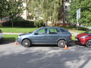 Namol opilá řidička nabourala v Olomouci auta i autobus, zastavil ji až náraz do pouliční lampy