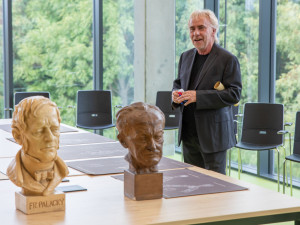 Moderní prostory pro cenné písemnosti. Univerzita Palackého dokončila novou budovu archivu