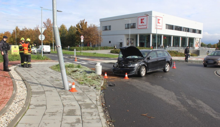 Dopravní nehoda na kruhovém objezdu na Hněvotínské ulici v Olomouci