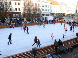 Bruslaři v Prostějově si přijdou na své. Vánoční kluziště bude v provozu více než dva měsíce