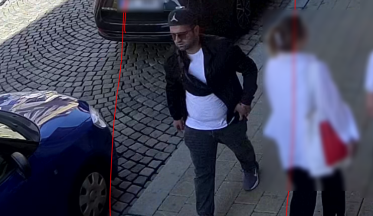 Policie kvůli krádeži platebních karet v Olomouci pátrá po muži, kterého zachytily kamery