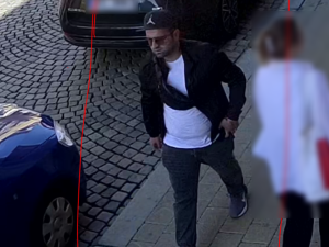 Policie kvůli krádeži platebních karet v Olomouci pátrá po muži, kterého zachytily kamery