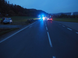 Na Šumpersku řidič přehlédl auto s tříčlennou posádkou. Vůz se převrátil na střechu, zraněné odvezla sanitka