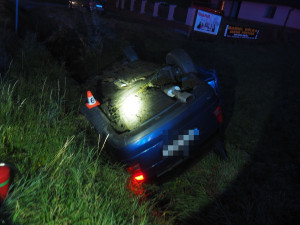 Na Šumpersku řidič přehlédl auto s tříčlennou posádkou. Vůz se převrátil na střechu, zraněné odvezla sanitka