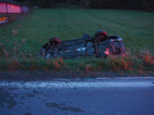 Na Šumpersku řidič přehlédl auto s tříčlennou posádkou. Vůz se převrátil na střechu, zraněné odvezla sanitka