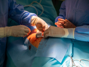 FOTOGALERIE: Šach mat nekonečné bolesti. Lékaři z FN Olomouc implantují nejnovější neurostimulátory