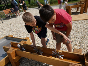 FOTOGALERIE: Dešťová zahrada u přerovské knihovny má mezi dětmi velký úspěch. Dostane sestřičku