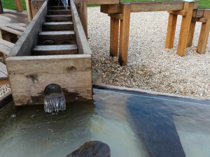 FOTOGALERIE: Dešťová zahrada u přerovské knihovny má mezi dětmi velký úspěch. Dostane sestřičku