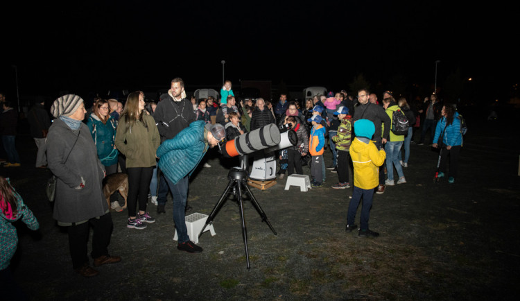 Jak dlouho ještě půjde spatřit kometu Tsuchinshan? Zářivý jev přilákal na pozorování v Olomouci spoustu lidí