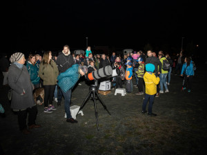 Jak dlouho ještě půjde spatřit kometu Tsuchinshan? Zářivý jev přilákal na pozorování v Olomouci spoustu lidí