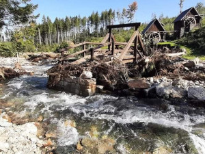 Krátery a zničená infrastruktura. Povodeň na měsíce zavřela Zlatokopecký skanzen na Jesenicku