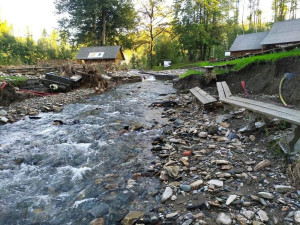 Krátery a zničená infrastruktura. Povodeň na měsíce zavřela Zlatokopecký skanzen na Jesenicku