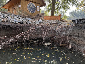 Krátery a zničená infrastruktura. Povodeň na měsíce zavřela Zlatokopecký skanzen na Jesenicku