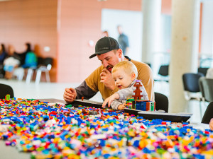 TIP NA VÍKEND: Neomezeně pestrá říše legendární stavebnice. Olomouc hostí výstavu Svět kostek