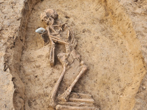 Z pohřebiště Na nivkách – nitranský hrob s kamenným sekeromlatem