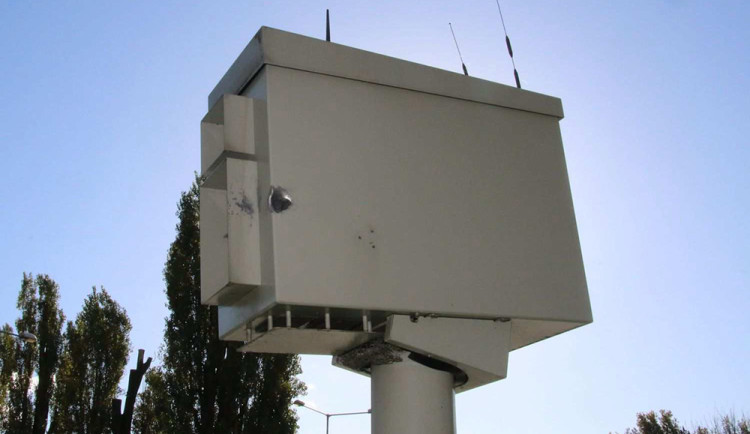 Poškozený rychlostní radar v Přerově