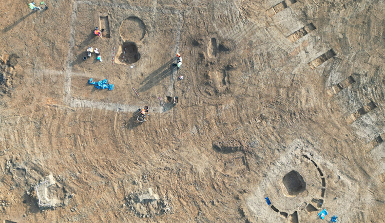 Hroby kultury se šňůrovou keramikou se žlábky v trati Sedmiměřičná