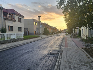 Problém s podložím i asfaltem. Oprava silnice na Přerovsku nabrala několikatýdenní zpoždění