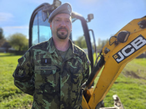 Povodňovou spoušť vyrazil odklízet s vlastním bagrem. Neváhal jsem ani vteřinu, říká vojenský hasič