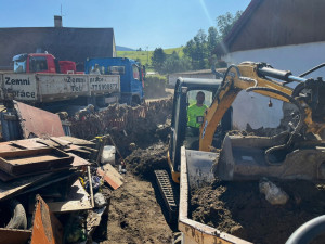 Povodňovou spoušť vyrazil odklízet s vlastním bagrem. Neváhal jsem ani vteřinu, říká vojenský hasič