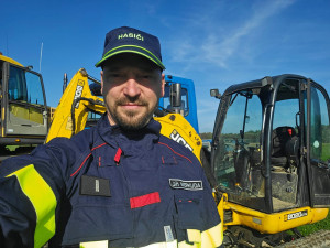 Povodňovou spoušť vyrazil odklízet s vlastním bagrem. Neváhal jsem ani vteřinu, říká vojenský hasič