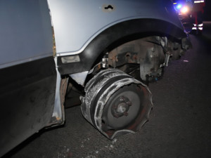 Nebezpečná jiskřivá jízda na Prostějovsku. Autem bez pneumatiky urazil opilý mladík několik kilometrů