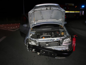 Nebezpečná jiskřivá jízda na Prostějovsku. Autem bez pneumatiky urazil opilý mladík několik kilometrů