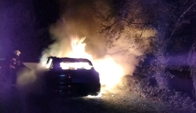 Požár vozu Porsche v Lazníkách