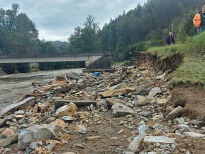 Povodňová škoda na levobřežním břehovém opevnění řeky Moravy v Hanušovicích