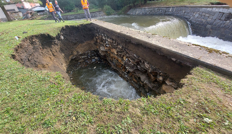Poškozená konstrukce jezu na řece Branné v Jindřichově
