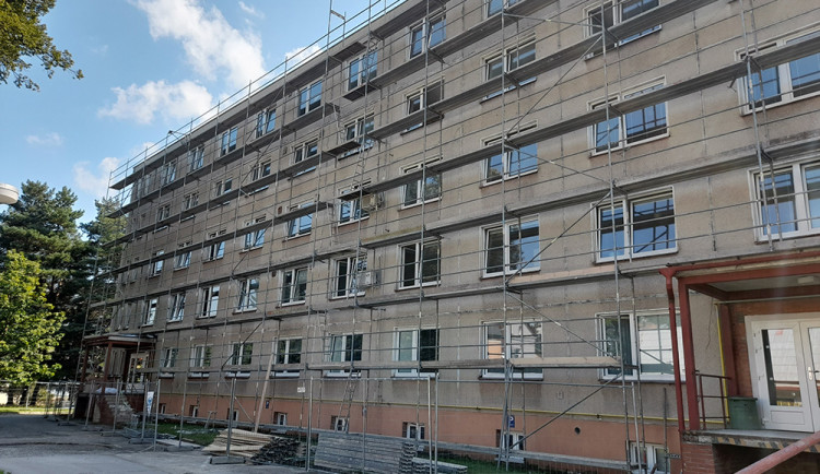 Lůžkový pavilon Nemocnice AGEL Jeseník prochází další etapou rekonstrukce