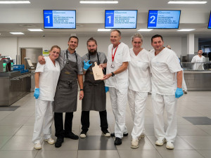 VIDEO: Steak z muflona a biryani. Zaměstnancům FN Olomouc připravil exotické obědy šéfkuchař Pajer