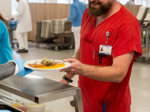 VIDEO: Steak z muflona a biryani. Zaměstnancům FN Olomouc připravil exotické obědy šéfkuchař Pajer