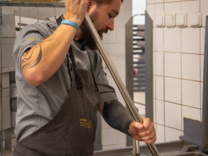 VIDEO: Steak z muflona a biryani. Zaměstnancům FN Olomouc připravil exotické obědy šéfkuchař Pajer