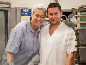 VIDEO: Steak z muflona a biryani. Zaměstnancům FN Olomouc připravil exotické obědy šéfkuchař Pajer