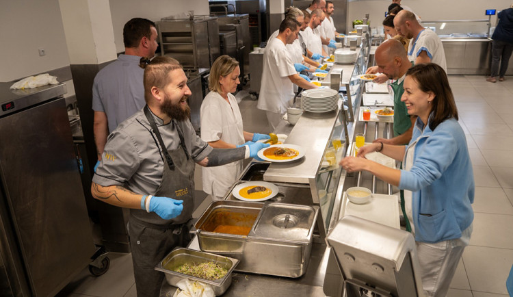 Steak z muflona a biryani. Zaměstnancům FN Olomouc připravil exotické obědy šéfkuchař Radek Pajer