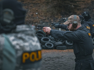 Ondřej Havlíček při natáčení videa u policejní zásahové jednotky