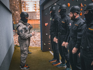 Ondřej Havlíček při natáčení videa u policejní zásahové jednotky