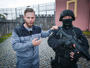 Ondřej Havlíček při natáčení videa ve věznici