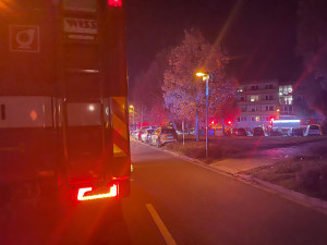 V Olomouci hořelo v domě s pečovatelskou službou. Hasiči v maskách zachraňovali dvacet lidí