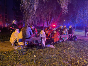 V Olomouci hořelo v domě s pečovatelskou službou. Hasiči v maskách zachraňovali dvacet lidí