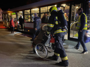 V Olomouci hořelo v domě s pečovatelskou službou. Hasiči v maskách zachraňovali dvacet lidí