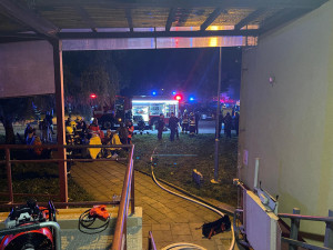 V Olomouci hořelo v domě s pečovatelskou službou. Hasiči v maskách zachraňovali dvacet lidí