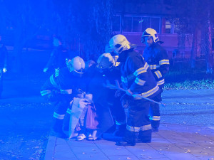 V Olomouci hořelo v domě s pečovatelskou službou. Hasiči v maskách zachraňovali dvacet lidí