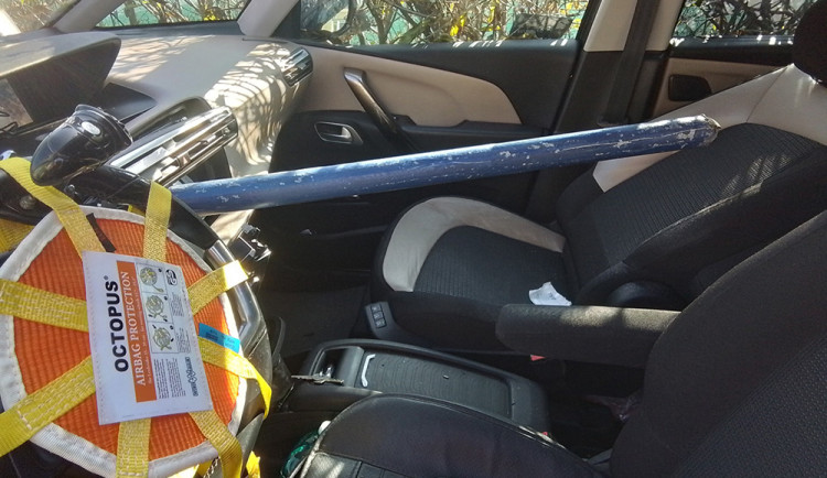 Trubka při nehodě na Šternbersku probodla auto až za sedačky. Posádka měla obrovské štěstí