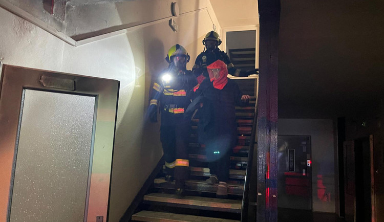 Hasiči evakuovali ve vyváděcích maskách obyvatele domu zasaženého požárem.