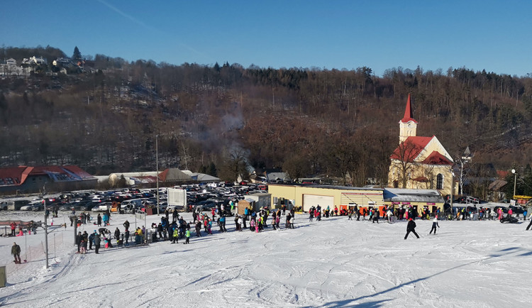 Pro lepší komfort pod sjezdovkou. Skiareál Hlubočky u Olomouce chystá rozšíření parkovací plochy