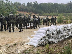 Tisícovka vojáků pomůže s odklízením následků povodní i během listopadu, rozhodla vláda