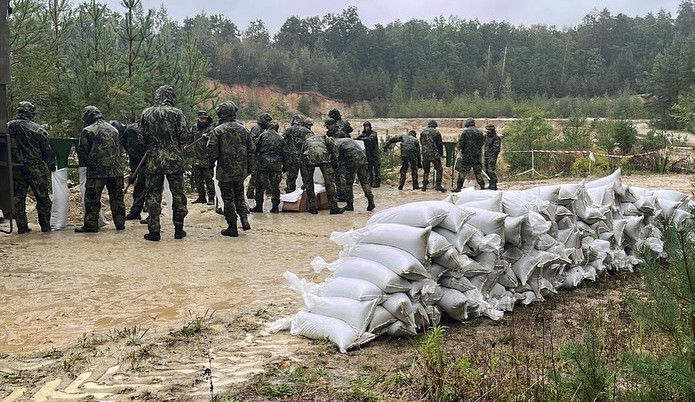 Tisícovka vojáků může s odklízením následků povodní pomáhat až do listopadu. Rozhodla o tom vláda