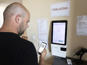 První samoobslužná prodejna v kraji má za sebou rok provozu. Měrotín si ji nemůže vynachválit